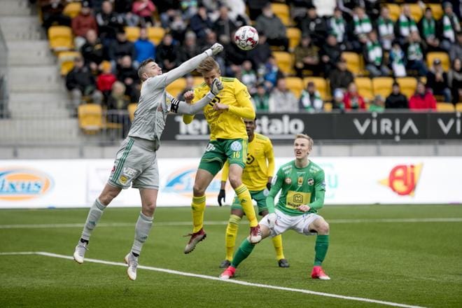 Ilveksen maalivahti Mika Hilander nyrkkeilee pallon kauemmaksi. Ilmajoen teillä myös Ilveksen Tatu Miettunen. KPV:n Simo Roiha katselee tilannetta tekonurmen tasolta. KUVAT: JAAKKO ELENIUS