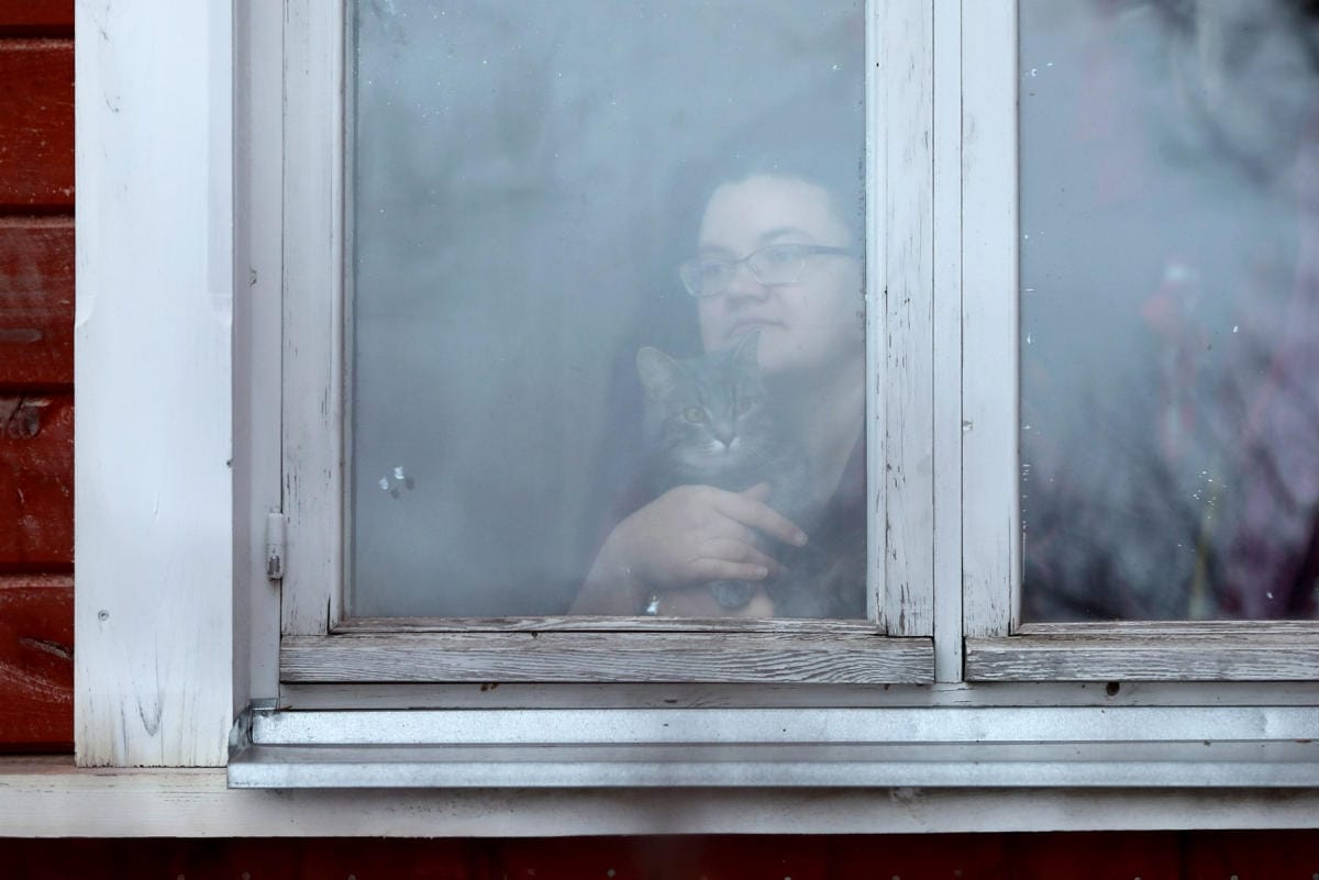 Marianna Pere Miuku-kissansa kanssa kodissaan Kokemäellä. Pere on Äidit irti synnytysmasennuksesta -yhdistyksen (Äimä) entinen puheenjohtaja ja toiminut järjestössä vertaistukihenkilönä. LEHTIKUVA / JUSSI PARTANEN