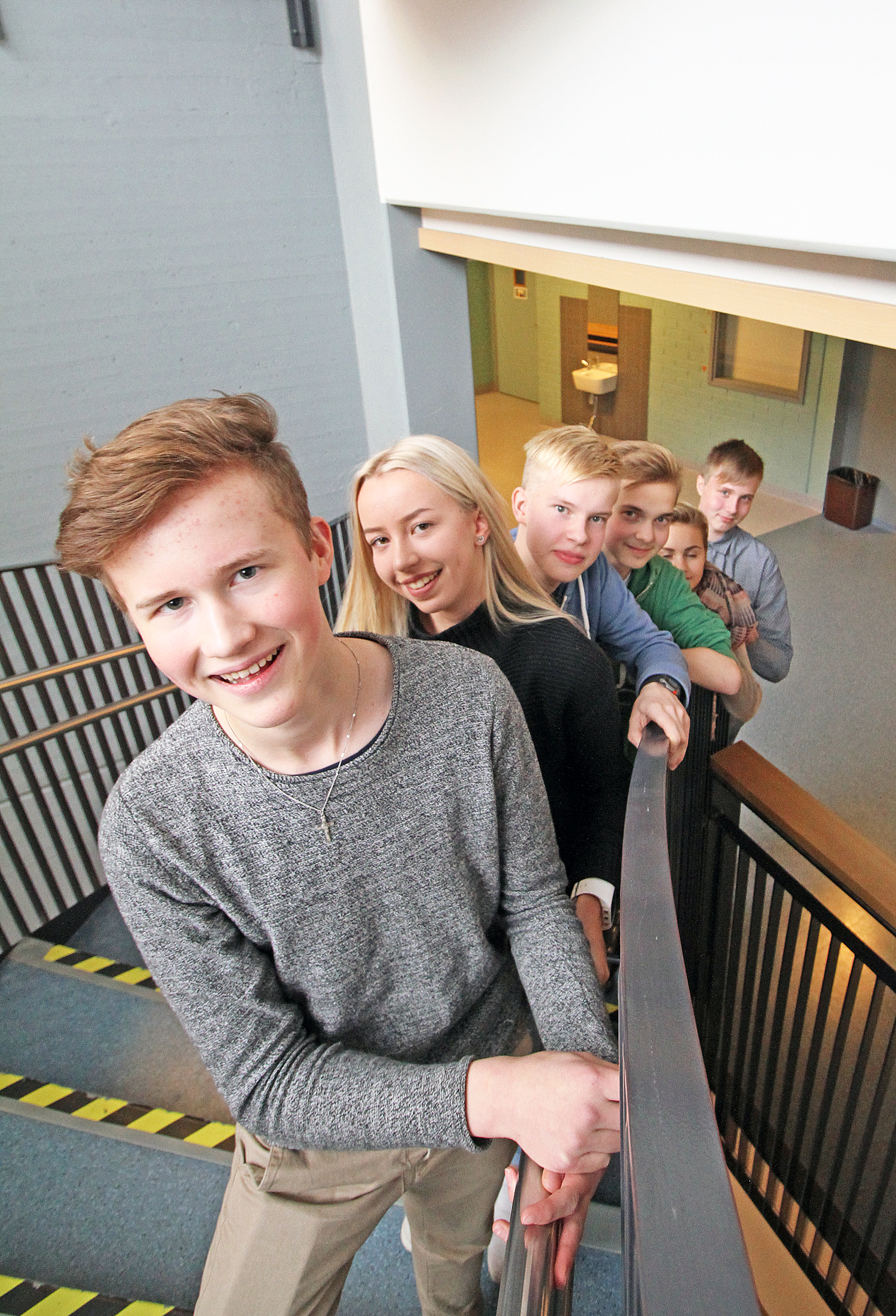 Tupoksen pressiklubilaiset kokoontuvat kerran kuukaudessa pohtimaan maailman menoa. Nämä nuoret seuraavat esimerkillisesti myös politiikkaa.