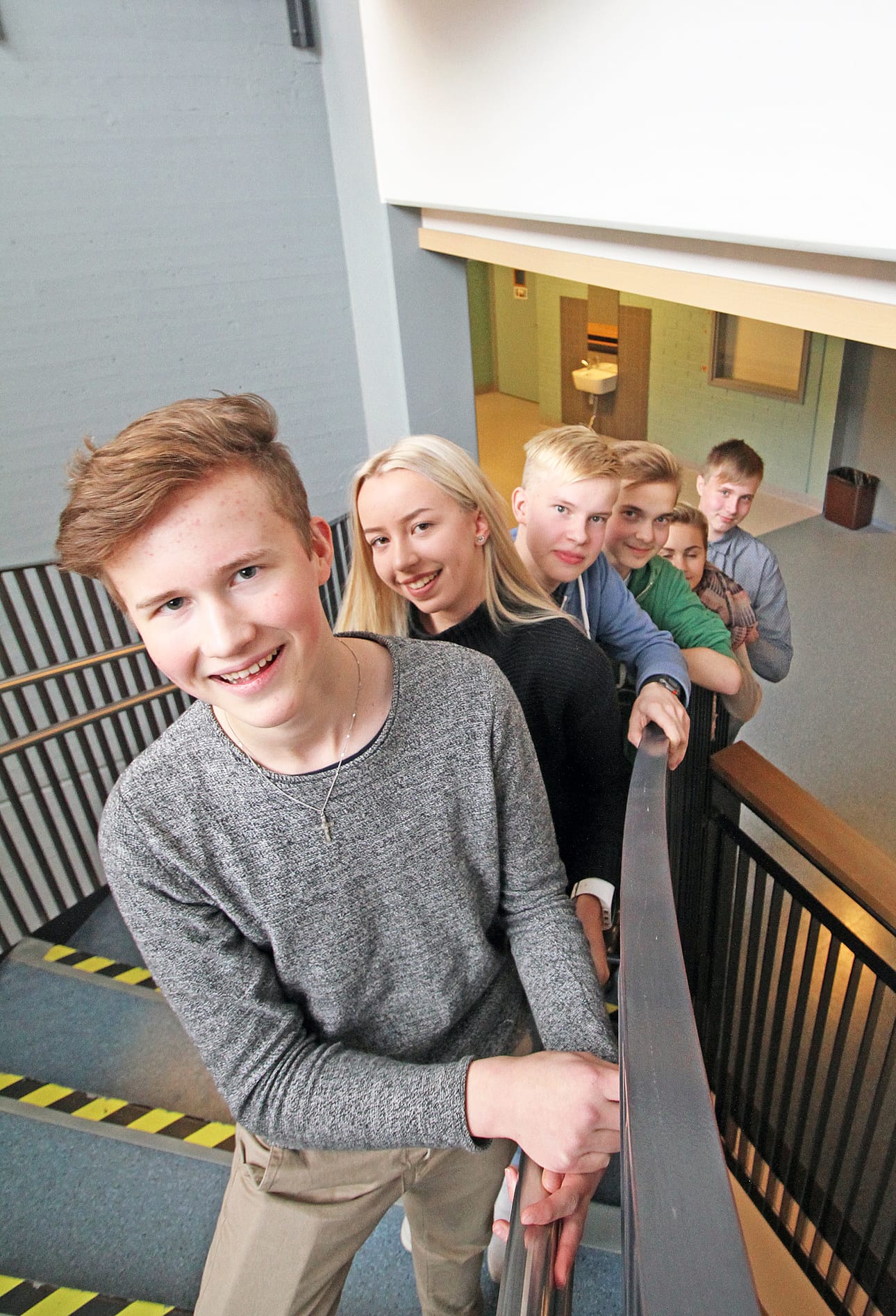 Tupoksen pressiklubilaiset kokoontuvat kerran kuukaudessa pohtimaan maailman menoa. Nämä nuoret seuraavat esimerkillisesti myös politiikkaa.
