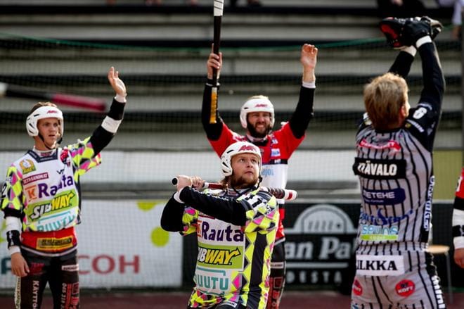 Juuso Keski-Koukkari oli käänteentekevä pelaaja. Hän toi avausjakson voiton Koskenkorvalle. Toisella jaksolla hän sai vielä yhden juoksun, kun JymyJussit räpelsi pallon harhaheitosta yleisön puolelle. KUVA: JAAKKO ELENIUS
