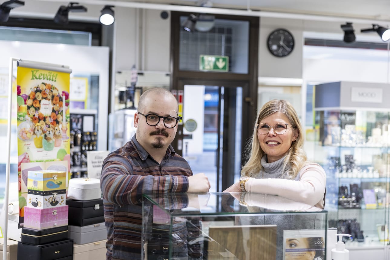 Petteri Jyrkkänen ja Anita Pakonen kertovat, että Kultajousen liikkeessä on vain yksi kello, joka pitää siirtää kesäaikaan: taustalla näkyvä seinäkello.