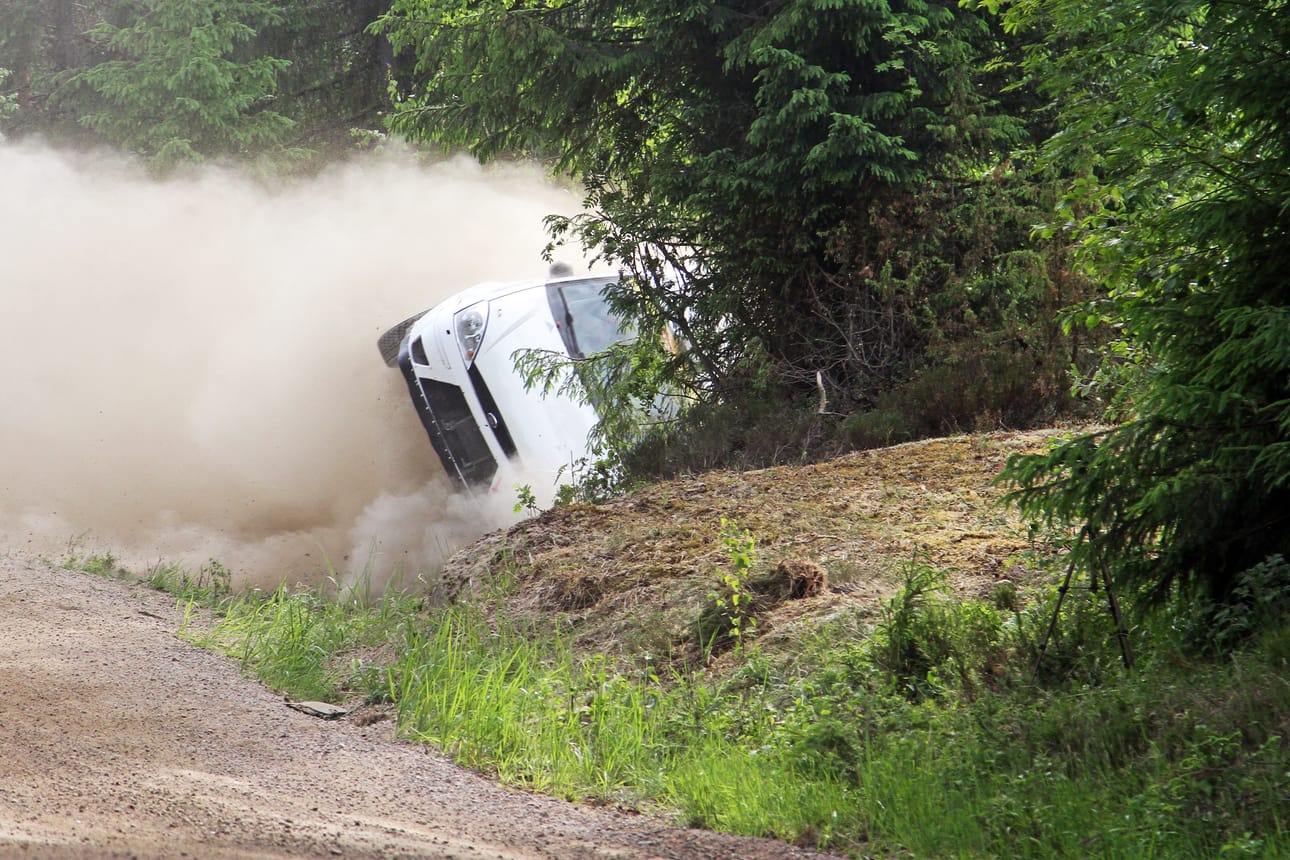 Raahen Urheiluautoilijoiden Taavetti Alatalon ja Petri Keski-Korsun auto painui lauantaisessa Kouvolan kisassa tieltä ulos, mutta henkilövahinkoja ei sattunut. Auto sen sijaan koki kovia.