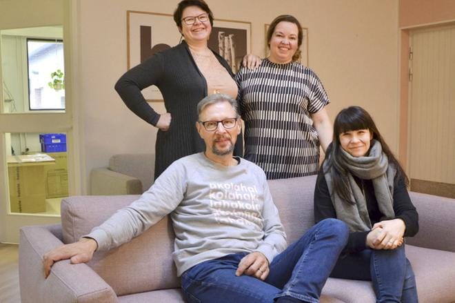 Jari Hakola naurahti perhekuvan olevan viimeisiä Niemenkylän tiloissa. Marraskuussa Eija Pakkanen (sohvalla), Sanna-Mari Petäjistö (vas. takana) ja Tiina Mäenpää muuttavat Sellaan. KUVA: MARJUT HAAPANEN