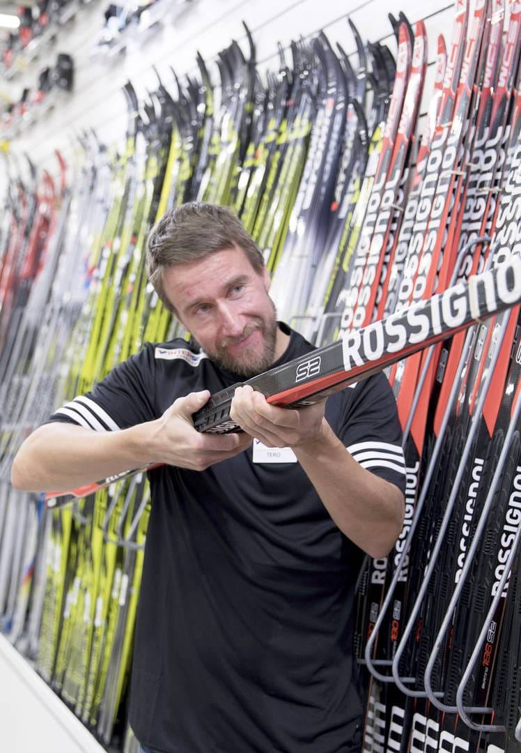 Konkarihiihtäjä Tero Similä katsoo mielenkiinnolla hiihtämistä eri näkövinkkelistä asiakastyössään Rovaniemen Intersportin liikkeessä.