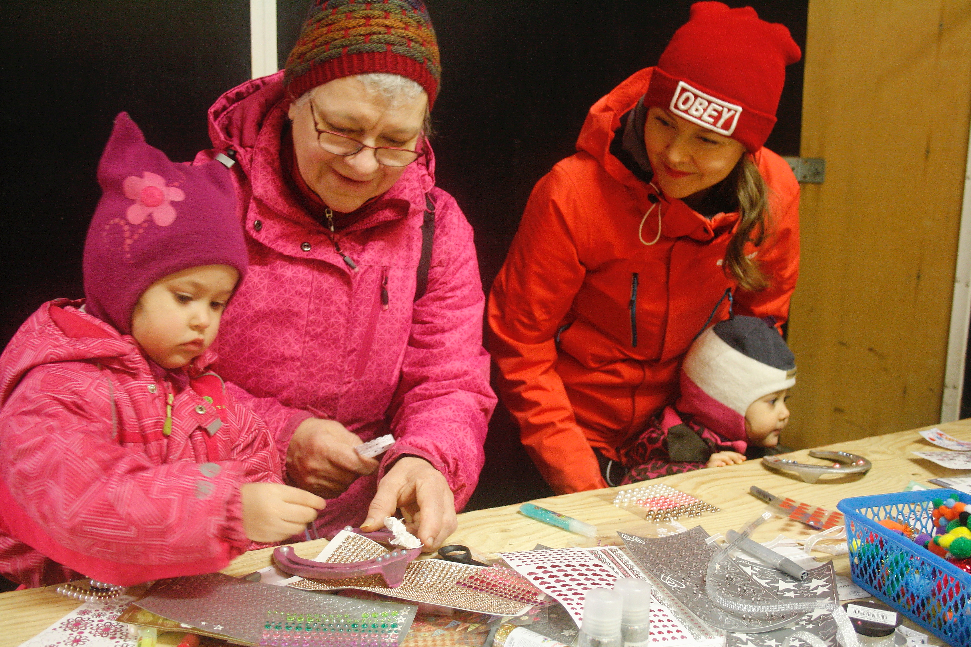 Elena, Tuula, Liisa ja Alisa koristelivat hevosenkenkiä. - Mukavaa kun kylällä on tapahtumia, hienoa että joku viitsii järjestää, Liisa toteaa.