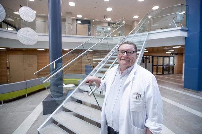 Hannu Puolijoki on irtisanoutunut 30.4.2021 eli ensi vappuna hän jää eläkkeelle. Sairaanhoitopiiri on ryhtynyt etsimään jo hänelle seuraajaa. KUVA: JAAKKO ELENIUS