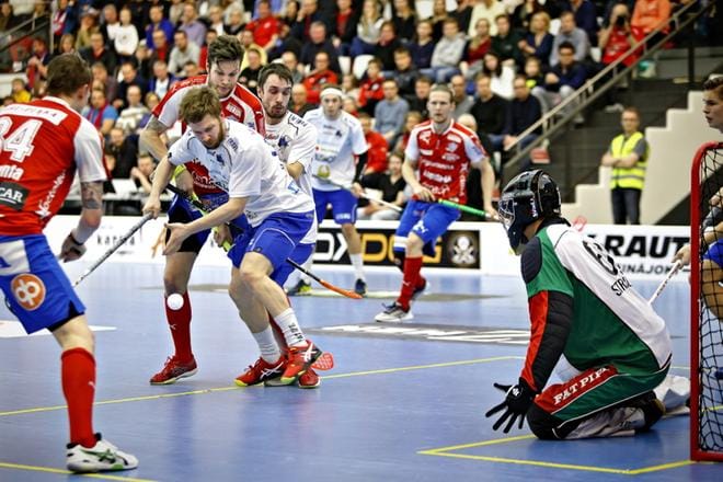 SPV järjesti kyllä toimintaa EräViikinkien maalille, mutta maalin perukoille pallo saatiin liian harvoin. Kuvassa vääntävät SPV:n Harri Karjala ja EräViikinkien Janne Salonen. Kuva: Tomi Kosonen