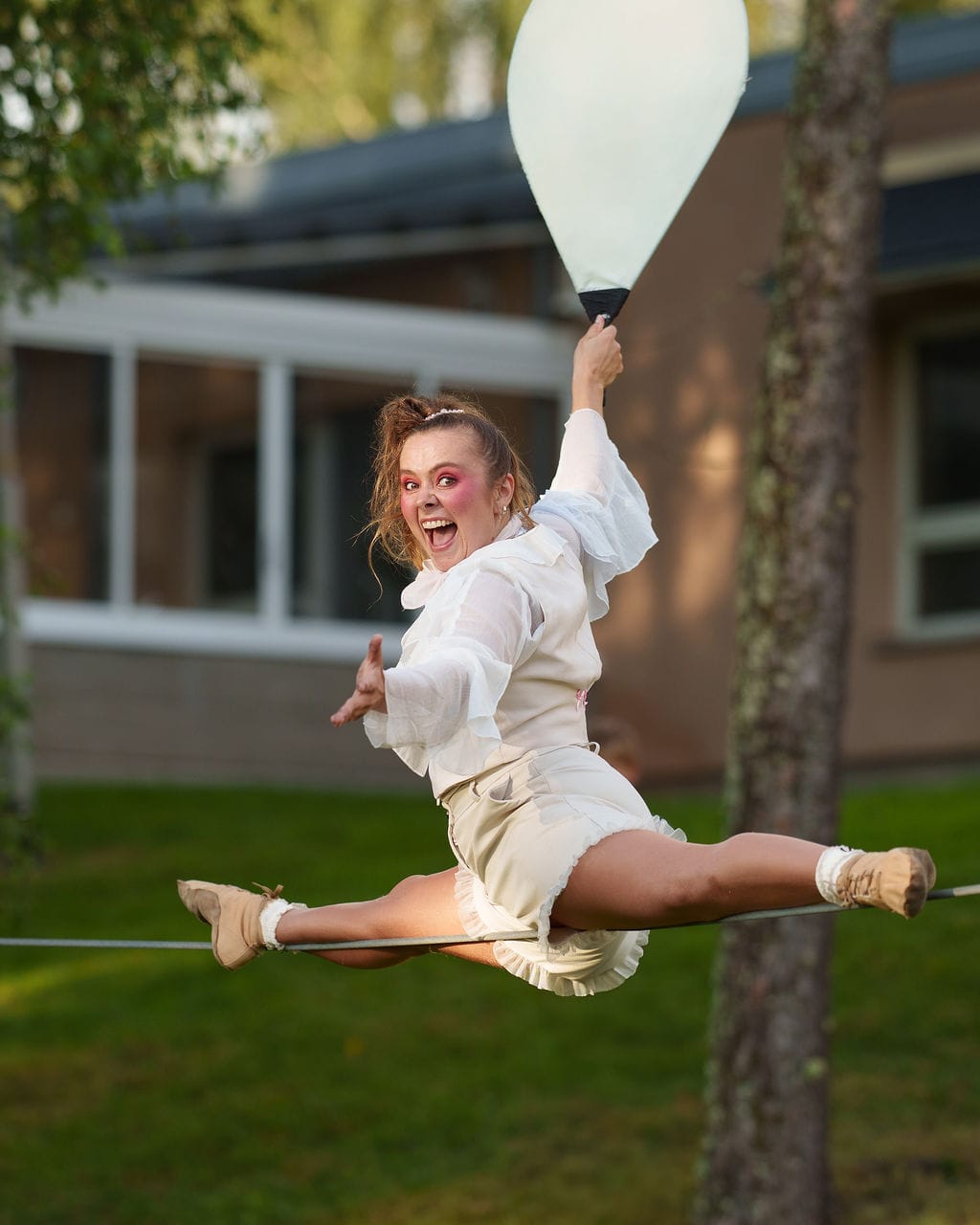 In the Wonderland –esityksessä ongelmat muuttuvat oivalluksiksi ja rajat venyvät kohti mahdotonta. Ilmainen esitys nähdään Circus Festival OU –tapahtumassa 14. kesäkuuta.