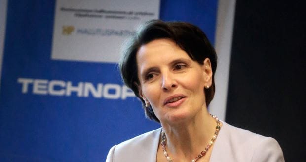 Liikenne- ja viestintäministeri Anne Berner (kesk.) teettää selvityksen Koillisväylän kaapelihankkeesta.