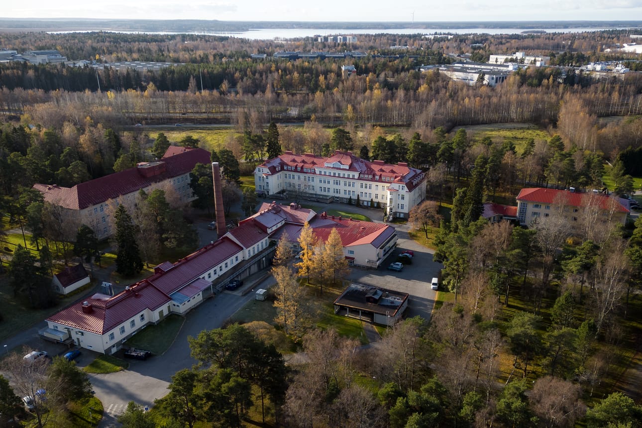 Huutoniemen sairaalan tontilla on 17 kiinteistöä, joista vanhimmat ovat 1920-luvulta. Kuvassa näkyvien rakennusten osalta muutoksissa täytyy ottaa huomioon myös mahdolliset suojelumääräykset.