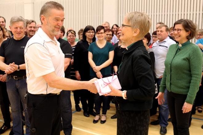 Tanssiseura TanssiAskeleet ry:n puheenjohtaja Kai Tamminen luovutti lahjakorttinipun diakoni Leena-Marja Rengolle ja diakonissa Marja Kosolalle. KUVA: ANU NAHKALA