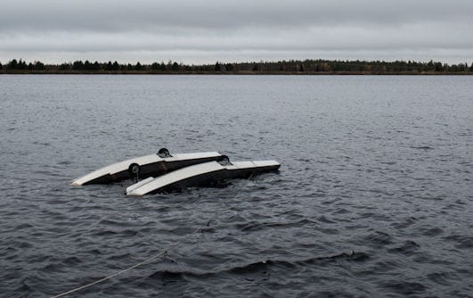 Vesitaso kellahti ylösalaisin.