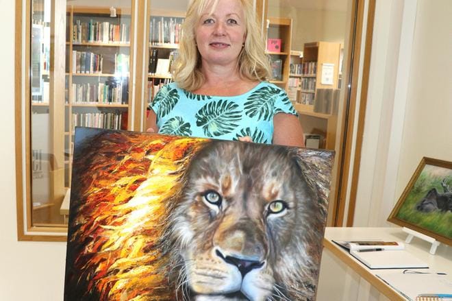Seija Kujalan sydäntä lähellä ovat lehmät, mutta yhteen maalaukseen on päätynyt leijona. KUVAT: SAILA COLLANDER