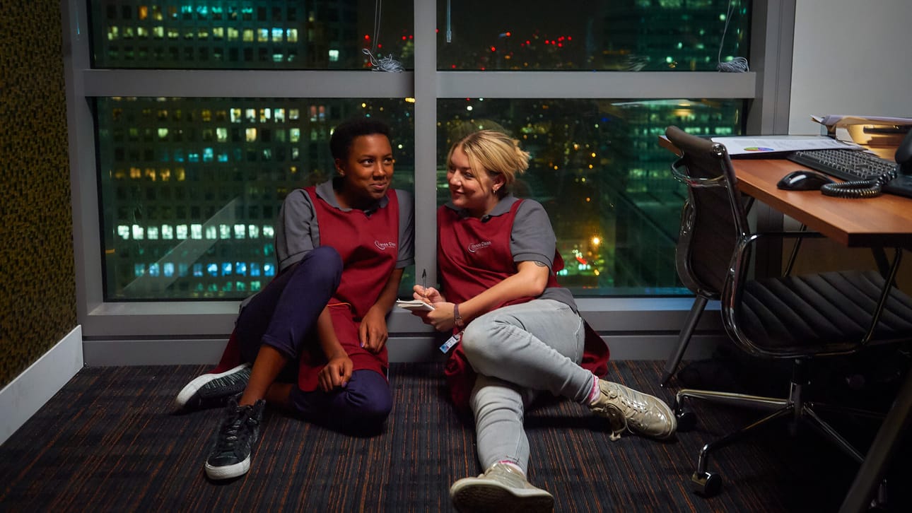 Sam (oik., Sheridan Smith) työskentelee siivoojana rahoitusyrityksessä. Työkaveri Jessin (Jade Anouka) kanssa he keksivät tavan, millä voisi saada helppoa rahaa.
