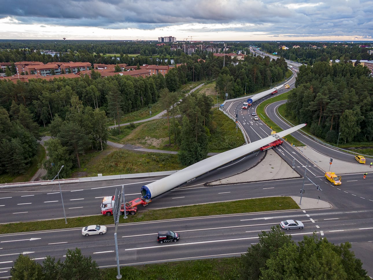 Arkistokuva viime kesältä, jolloin tuulivoimaloiden osia kuljetettiin Raahesta Posiolle. Pohjantien ja Kuusamontien mutka Oulussa on haastava paikka.