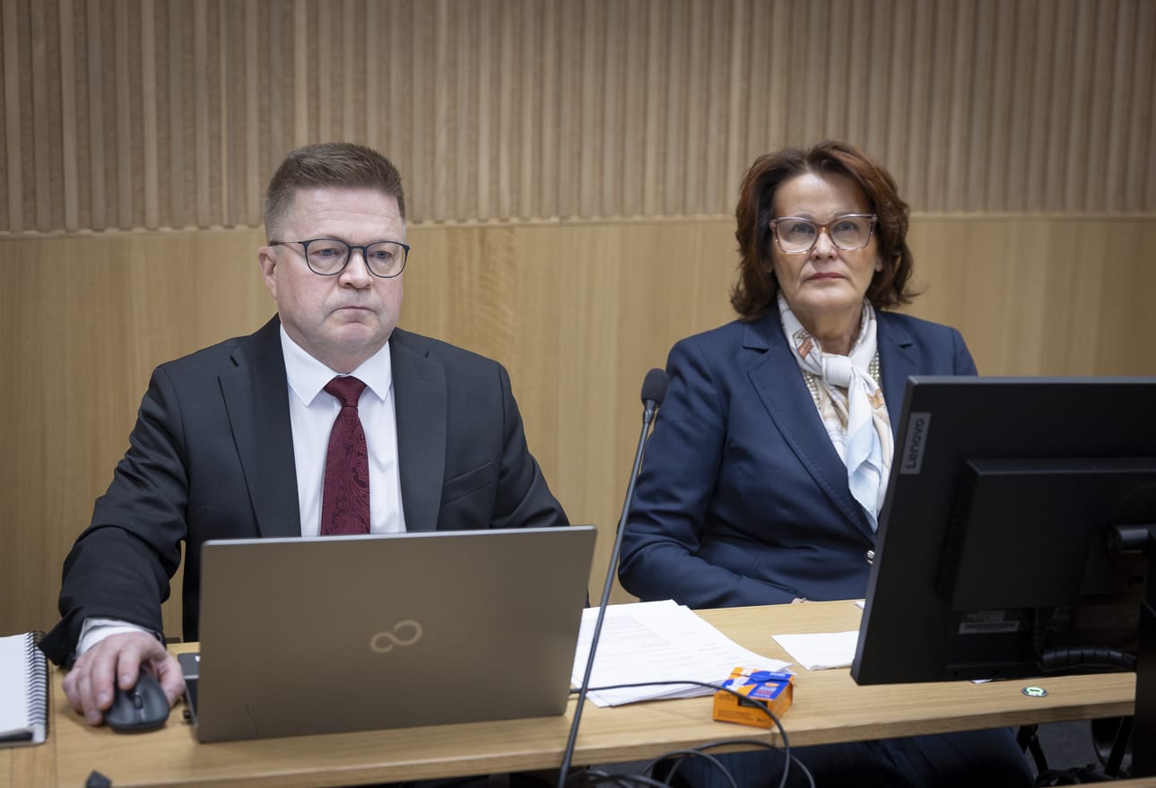 Oulun kaupungin ex-kaupunginjohtaja Päivi Laajala vastaa Oulun käräjäoikeudessa syyttäjän ajamaan virkarikossyytteeseen, joka liittyy entiselle yhdyskuntajohtaja Matti Matinheikille annettuun varoitukseen. Laajala on kiistänyt syytteet. Vasemmalla Laajalan asianajaja Pasi Hagman.