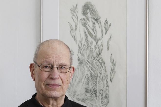 Tuomo Seppo taustallaan Ina Collianderin teos Lehtien suhinaa. Kuva: Juha Neuvonen
