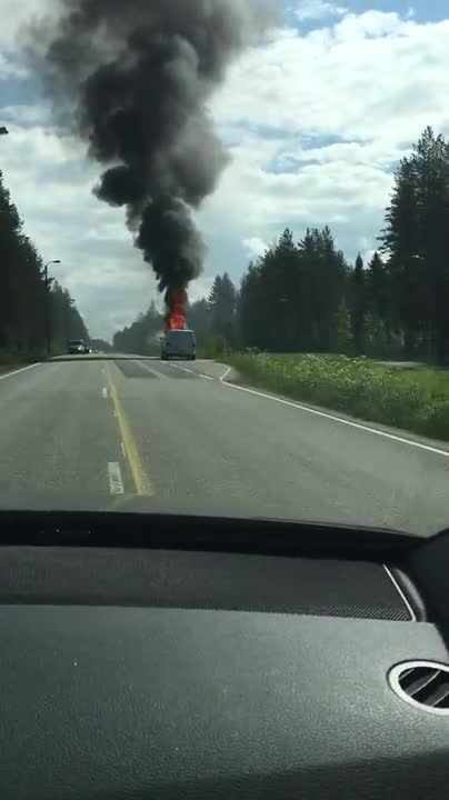Pakettiauto roihuaa Vaalantiellä