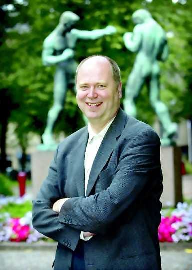 Tutussa miljöössä. SAK:sta sosiaalidemokraattien puoluetoimistoon loikannut Eero Heinäluoma ontuttu näky Helsingin Hakaniemessä.197-senttinen puoluesihteerion vähän suurempi julkkiskuin ay-pomo, muttapaasaa edelleen hyvinvointiyhteiskunnastaja sen työntekijöistä.