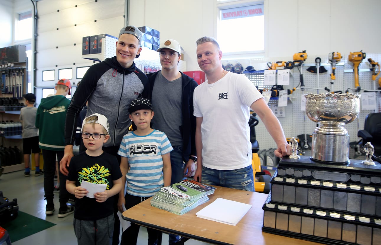 Kärppäpelaajat Lasse Kukkonen (oikealla), Taneli Ronkainen sekä entinen Kärppä, nykyisin NHL:ssä pelaava Jesse Puljujärvi toivat Pojan näytille Limingan Kone&Tarvikkeeseen, ja pääsivät itsekin poseeraamaan yhteiskuviin satojen fanien kanssa.