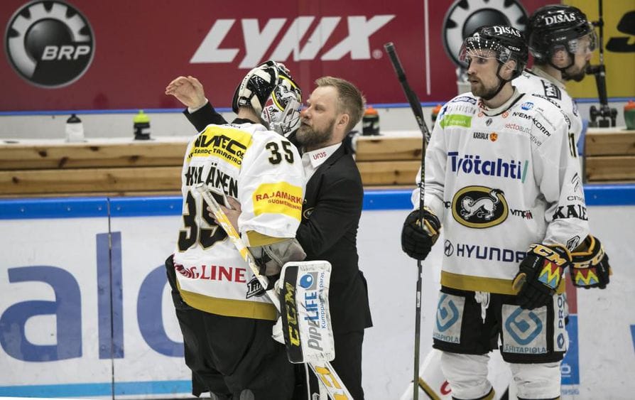 Kärppien päävalmentaja Mikko Manner kannusti maalivahti Veini Vehviläistä finaaliottelun ratkeamisen jälkeen.