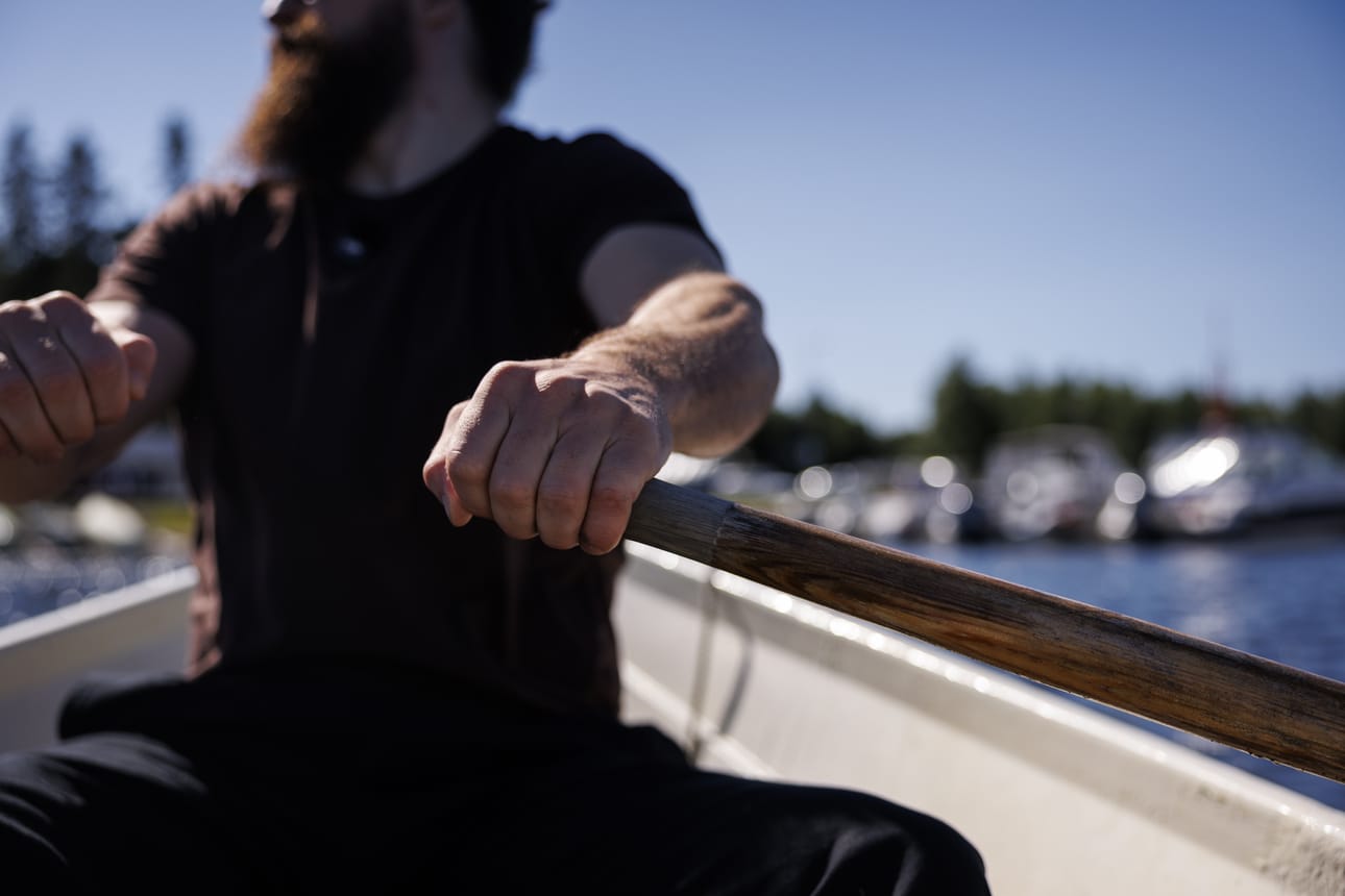 Soutuveneen airot kalpenevat The Odyssey -elokuvassa käytettyjen airojen rinnalla. Sami Aaltomaa kertoo, että yhtä airoa operoimaan tarvittiin kaksi miestä.