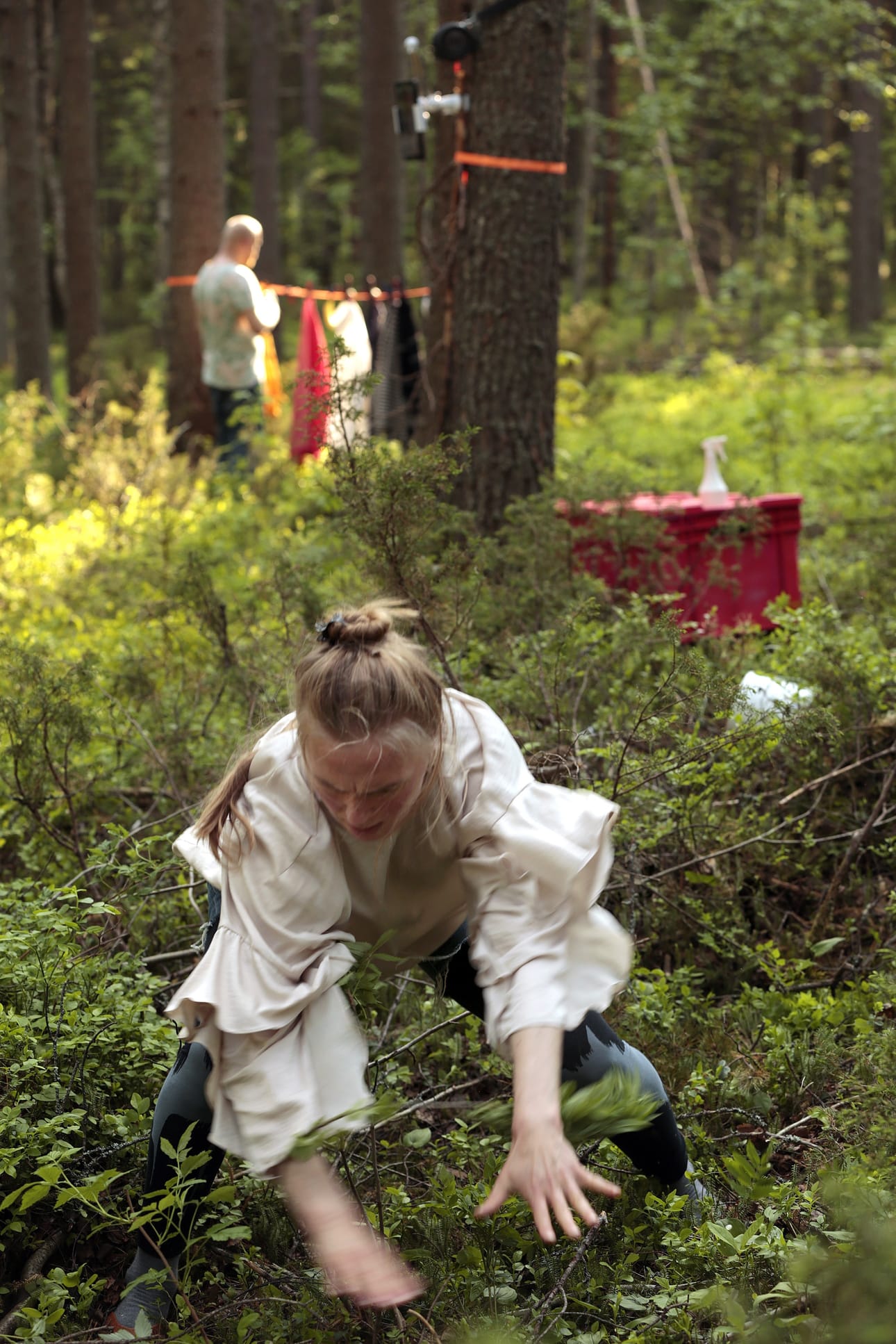 Taide menee nyt rymisten metsään. Sammalikkoa hämmentää tanssija Laura Koistinen.