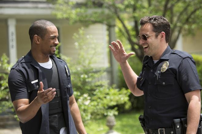 Justin (Damon Wayans Jr., vas.) Ryan (Jake Johnson) päätyvät valepoliisiksi Valekytät -elokuvassa. KUVA: Sub