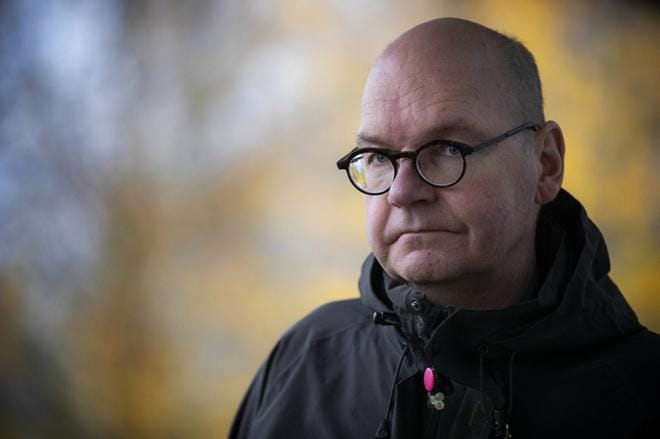 Pimeä vuodenaika, koronarajoitusten kaventama sosiaalinen elämä ja flunssakausi vetävät nyt kansalaisten suupieliä helposti alaspäin. Fyysistä ja sielullista hyvinvointiaan voi hoitaa vaikkapa vitamiineilla, ystävien etätapaamisilla ja raittiilla ilmalla, sanoo Vaasan kaupungin johtava ylilääkäri Heikki Kaukoranta. KUVA: JARNO PELLINEN