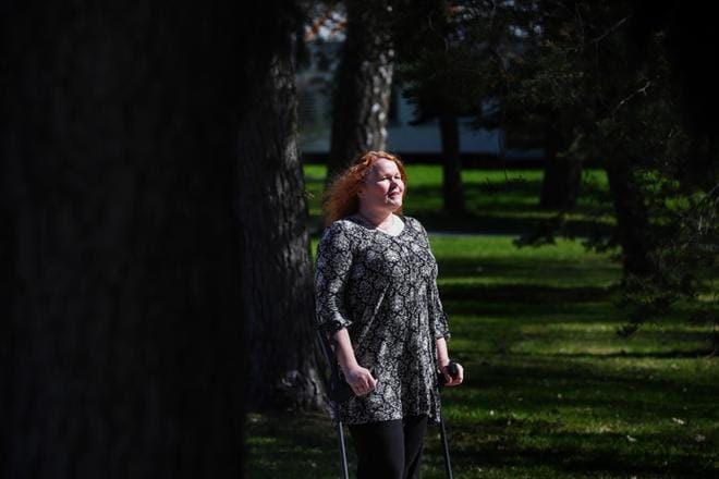 Elämä kolmen erityislapsen kanssa on Janina Lepistön mielestä mielenkiintoista ja antoisaa. Selän nikamarappeuma on hidastanut, mutta ei pysäyttänyt äidin elämää. KUVA: MINNA ANTILA