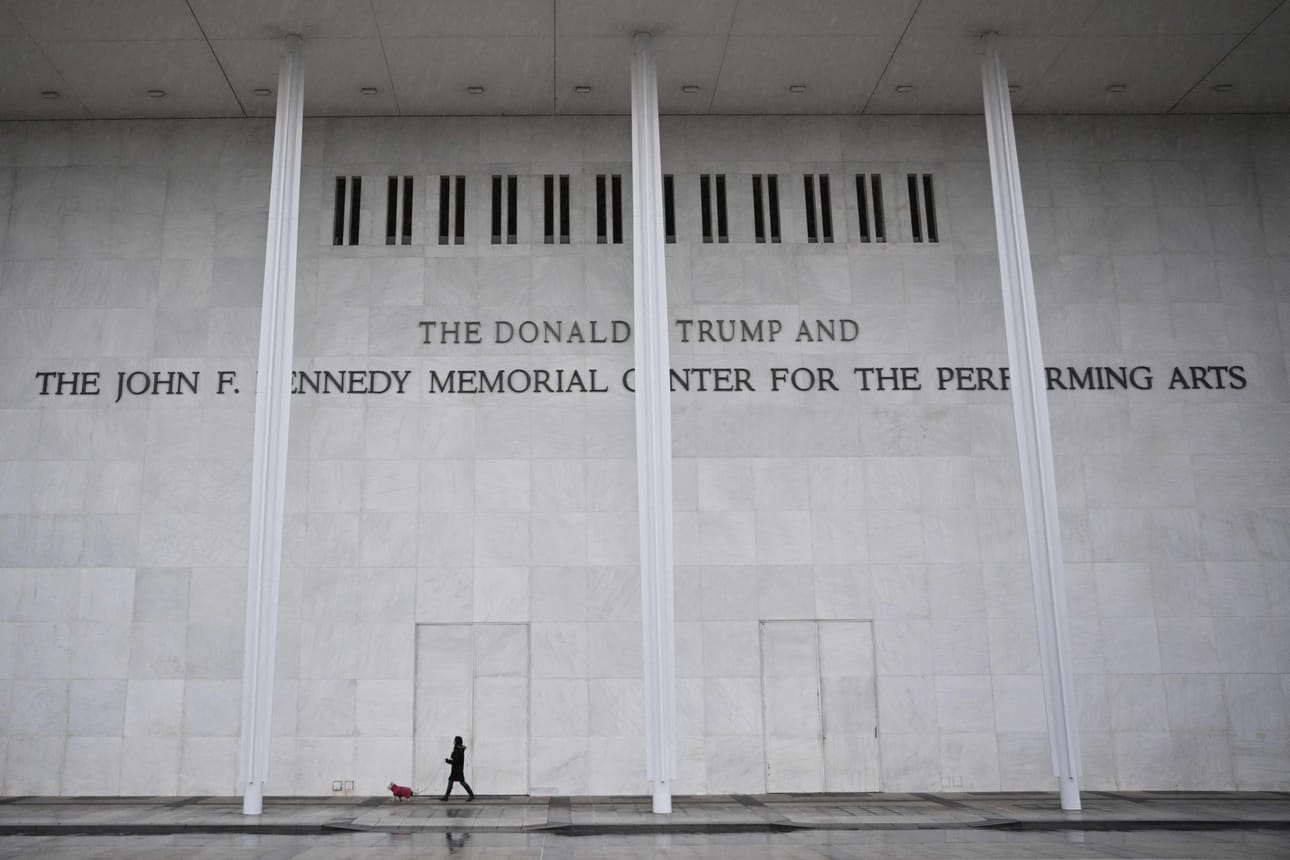 Yhdysvalloissa tuomari on määrännyt presidentti Donald Trumpin nimen poistettavaksi Kennedy Center for the Performing Arts -keskuksesta.