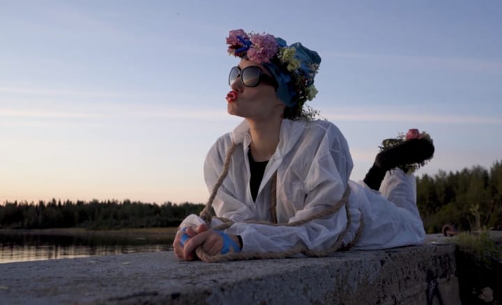Heli-Maria Latola aloitti tanssin seitsemänvuotiaana ja opiskeli myöhemmin tanssitaidetta Lontoossa. Nelivuotisten opintojen jälkeen hän palasi Suomeen ja asettui lopulta takaisin Ouluun.