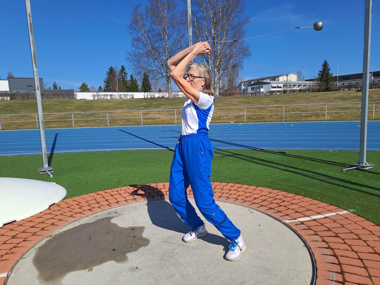 Helinä Pihlaja saa hennoilla käsivarsillaan moukarin lentämään komeassa kaaressa.