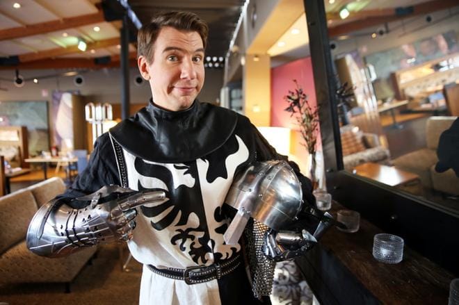 Aku Hirviniemi on pitkän linjan Monty Python -fani. Ensi kesänä hän näyttelee Seinäjoella Monty Python -musikaalissa Spamalot. KUVA: ANNE PUUMALA