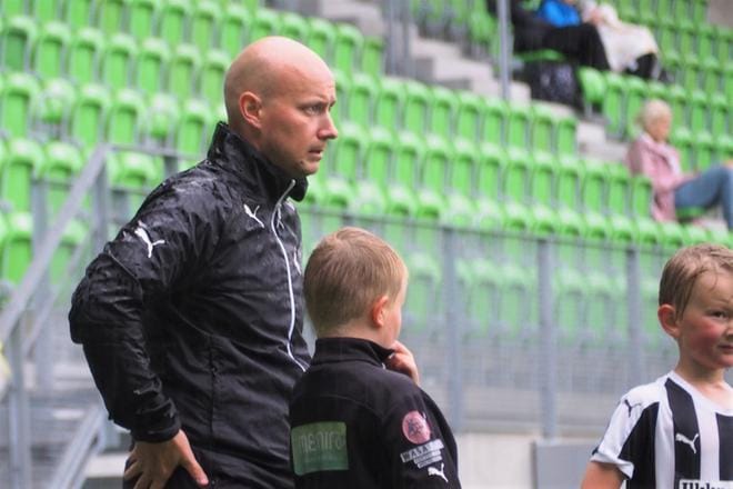 Toni Kurki on ollut VPS:n toiminnassa mukana 1990-luvun alusta. Nykyään hän valmentaa Junnuliigassa, mutta kertoo jatkavansa myös pelaamista niin kauan kuin kroppa kestää. Kuva: Jonne Keturi