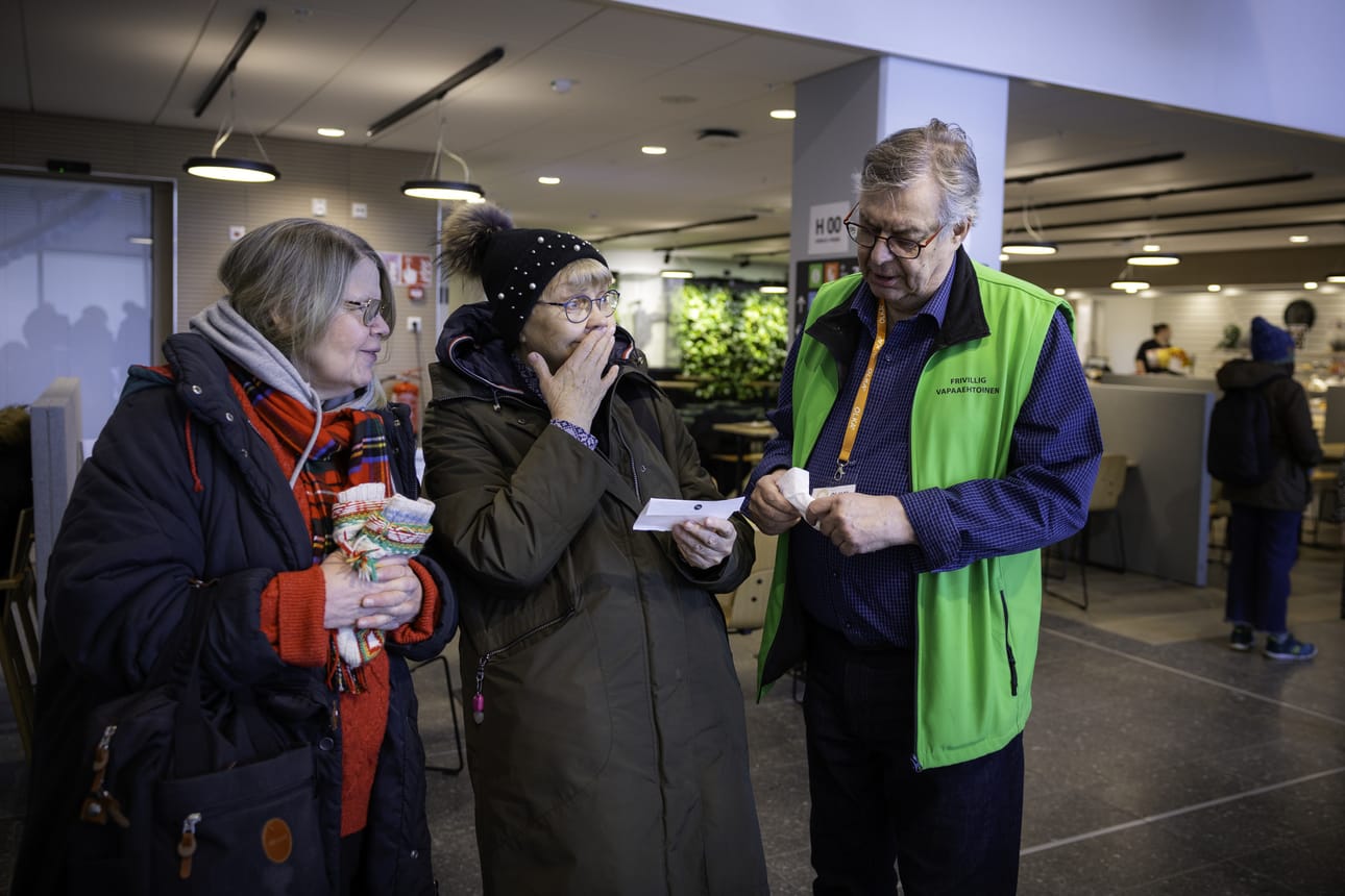 Pekka Mäkinen toimii vapaaehtoisena aula-avustajana Vaasan keskussairaalan H-talossa. Monella on asiaa Vaasan terveyskeskukseen. Mäkinen auttaa Pirjo Rautiota ja Maisa Kannonmaata tietyn huoneen löytämisessä kymmenkerroksisessa sairaalatalossa.