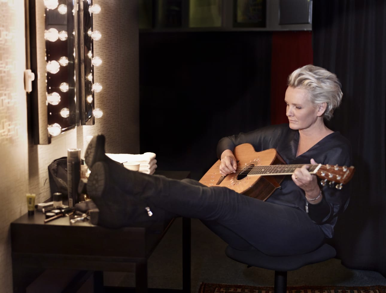 Eva Dahlgren ei kotonaan kuuntele musiikkia. Minulla on tarpeeksi hälyä päässäni muutenkin, hän naurahtaa.