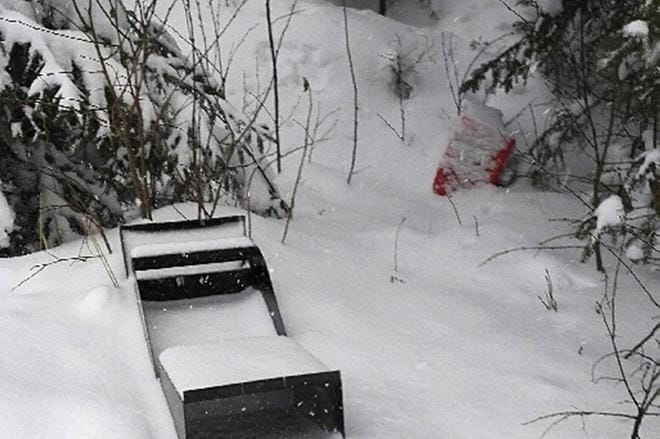 Tiekunnan puheenjohtaja Antti Suksi kuvasi ilkivallan jäljet.