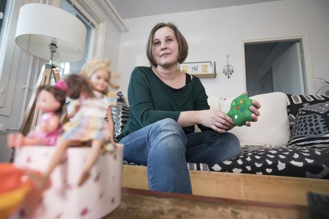 Oululainen Minna Våg kokee, ettei yksinhuoltajana pysty niinkään antamaan rahaa toisten auttamiseen. Sen sijaan hän antaa aikaansa tukea tarvitsevien perheiden lapsille. –Tukiperhetoiminta on minun tapani siirtää eteenpäin sitä hyvää mitä olen itse saanut, Våg sanoo. KUVA: Jarmo Kontiainen