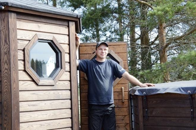 Esko Latvalan siirrettävä sauna ja palju matkaavat vaivattomasti kärryn päällä viikonlopun sauna-ajoihin Teuvalle. KUVA: TIINA RANTAKOSKI