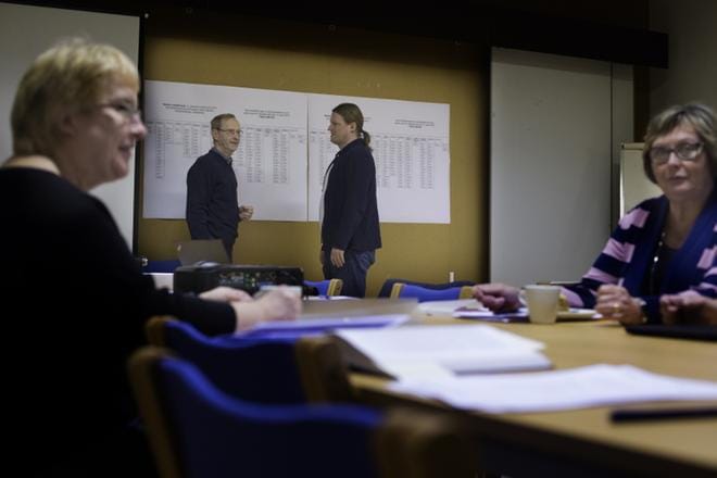 Eduskuntavaalien ehdokasasettelu vahvistettiin ja ehdokkaat saivat numerot torstaina. Vaalipiirilautakunnan puheenjohtaja Mikko Männikkö ja sihteeri Pasi Saarenheimo (vas.) tutkivat ehdokaslistoja lautakunnan jäsenten Anna-Lena Kronqvistin (vas.) ja Ulla Hellénin kanssa. KUVA: MINNA ANTILA