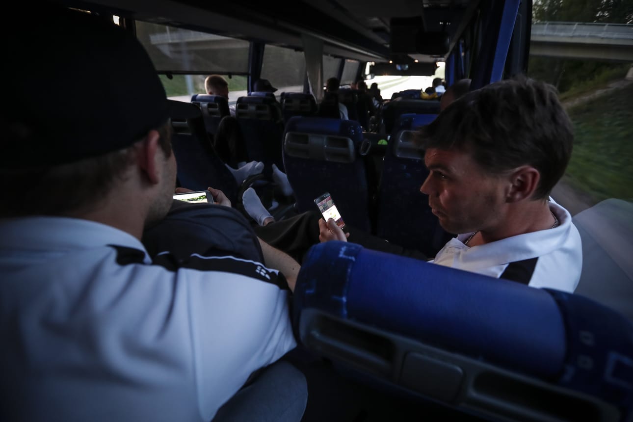 Harri Kolehmainen ja Jari Törmänen pitivät paluumatkalla pienen palaverin.