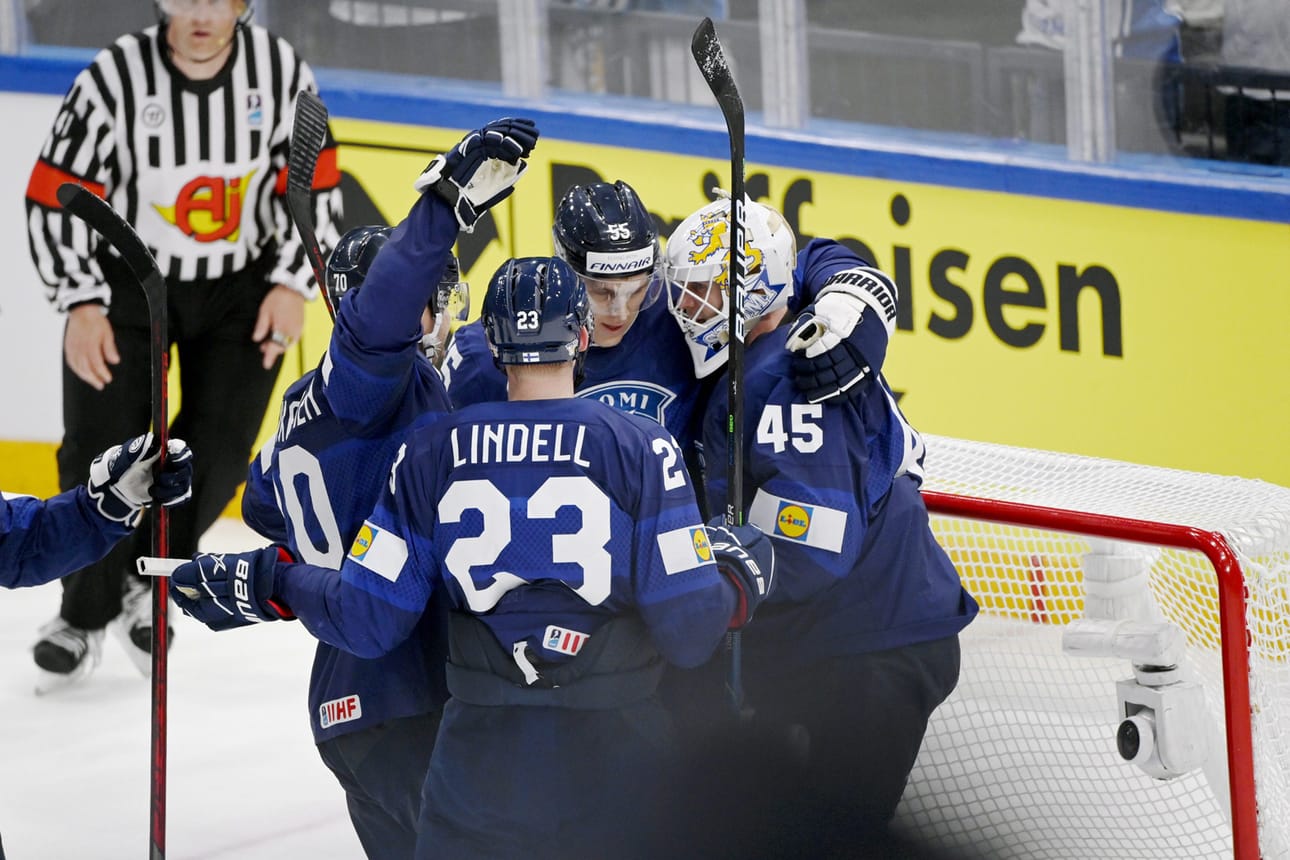 Teemu Hartikainen, Esa Lindell, Atte Ohtamaa ja Jussi Olkinuora juhlivat finaalipaikkaa.