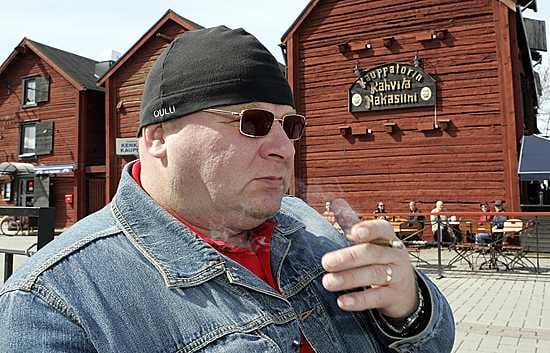 Tupakkaveron korotusaikeet eivät hätkäytä oululaista Ismo Åmania. "Ei sillä ole mitään vaikutusta. Kansa maksaa, maksoi tupakka mitä maksoi. En ala hamstrata tupakkaa, vaikka hinta nousisi vuoden vaihteessa."