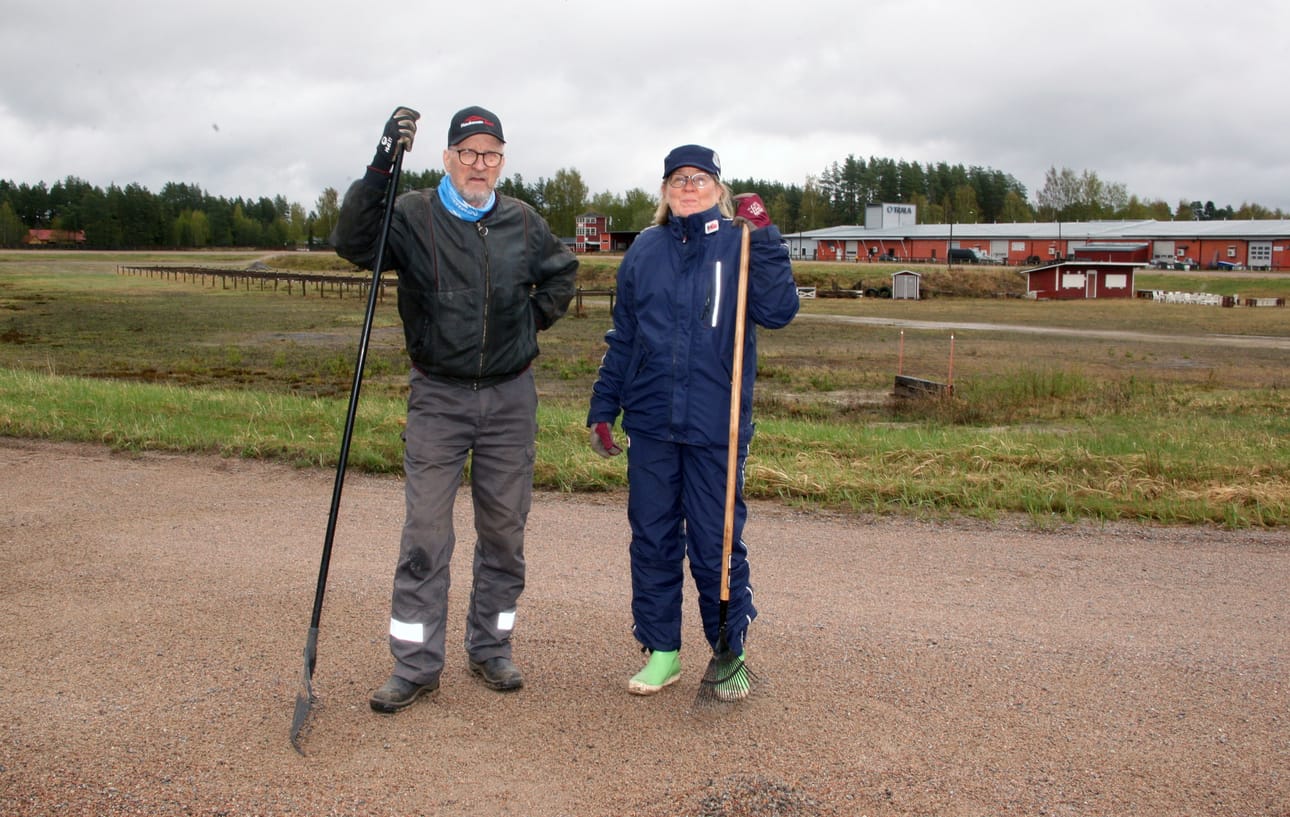 Arja Talvilahti ja Pentti Hanhimäki haravointikökässä.