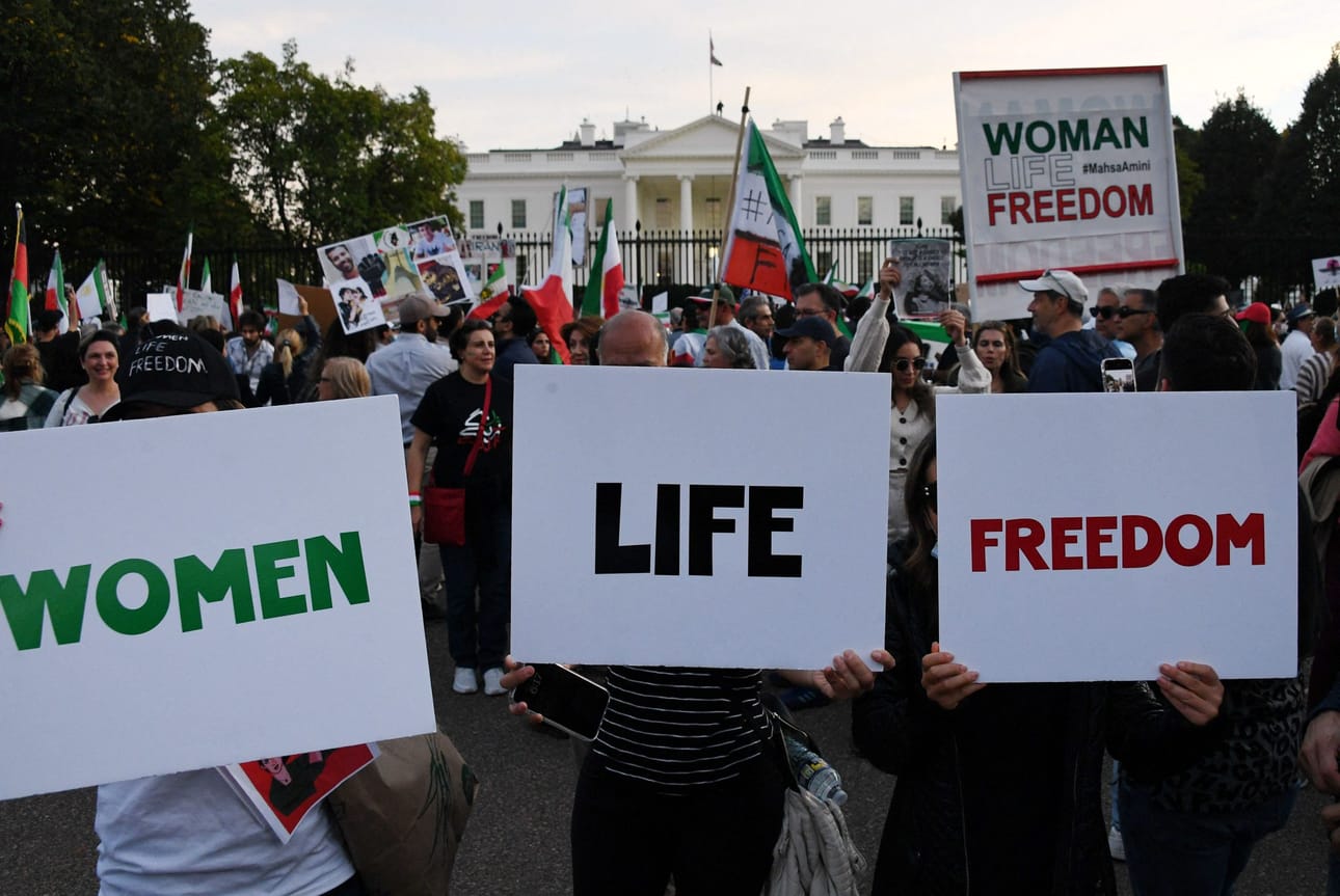 Protestit Iranissa alkoivat, kun 22-vuotias Mahsa Amini kuoli maan siveyspoliisin pidätettyä hänet väärin puetun hijabin vuoksi. LEHTIKUVA/AFP