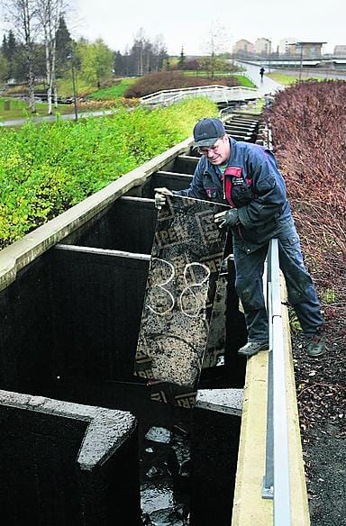 Merikosken kalatien huollosta ja ylläpidosta vastaava Ahti Sipola asetteli maanantaina paikoilleen levyjä, joiden avulla vedenpinta saadaan pysymään talven aikana riittävän korkealla.