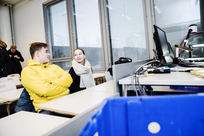 Abiturientit Eetu Äyräs ja Iisa Mustonen suorittavat Valmennuskeskuksen pitkän matematiikan kurssia Helsingissä. Mustonen osallistuu myös kauppakorkean valmennuskurssille myöhemmin keväällä. KUVA: Silja Viitala