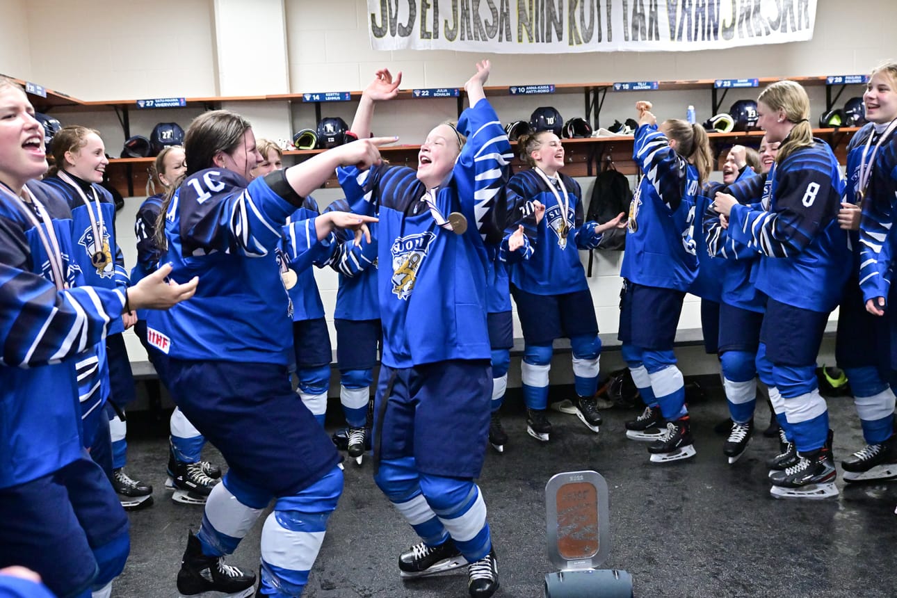 Jenniina Kuoppala (numero 16) juhli muun joukkueen kanssa pukukopissa voitokkaan pronssiottelun jälkeen.
